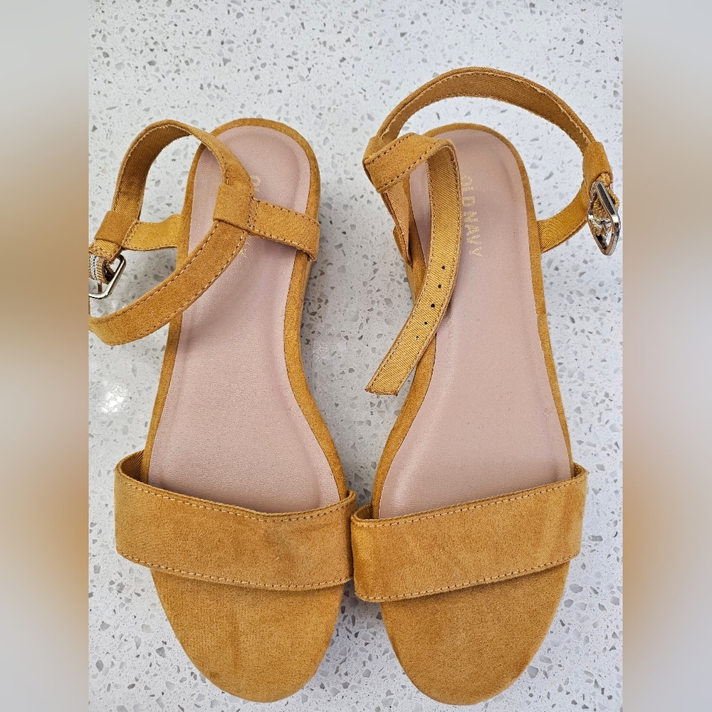 Old Navy sandals NWOT